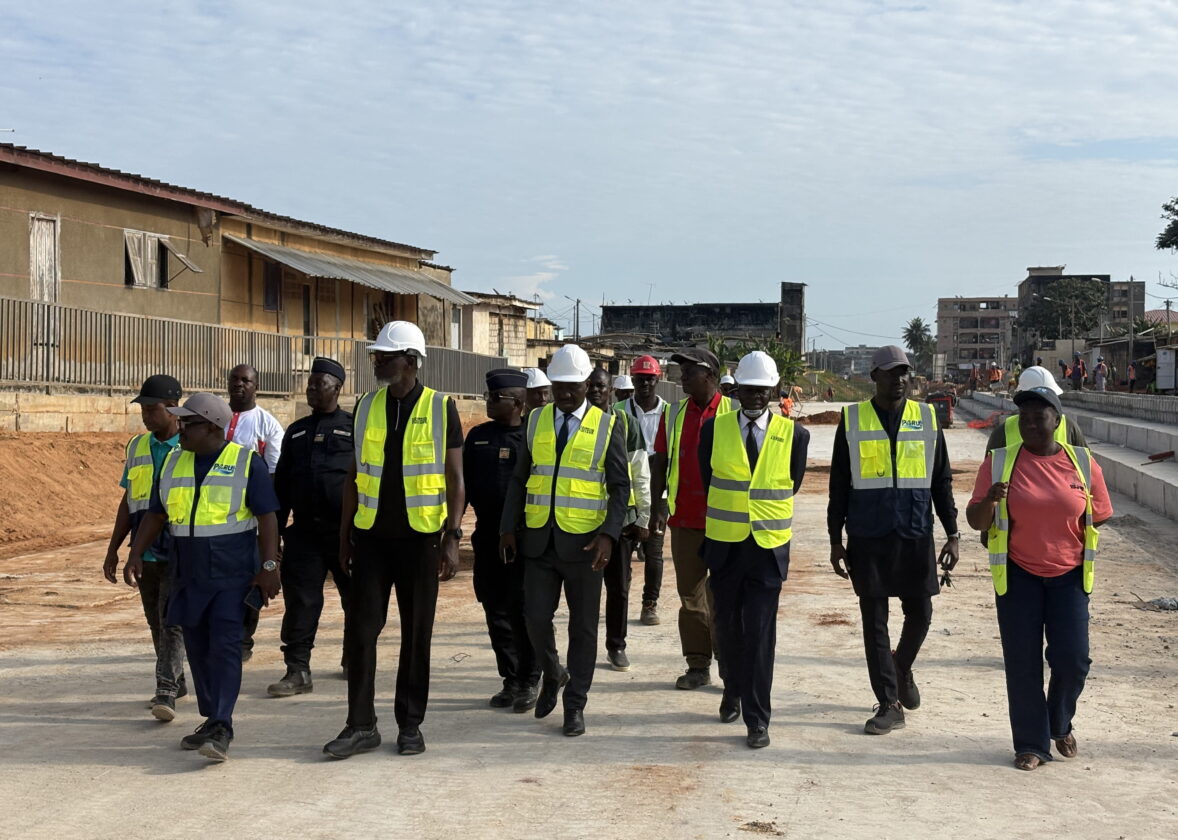 Le premier adjoint au maire de la commune de Yopougon s’imprègne de l’état d’avancement des travaux de construction d’ouvrages de drainage des eaux pluviales du PARU